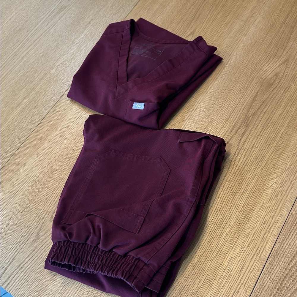 Figs Maroon Scrub Set - Picture 2 of 9